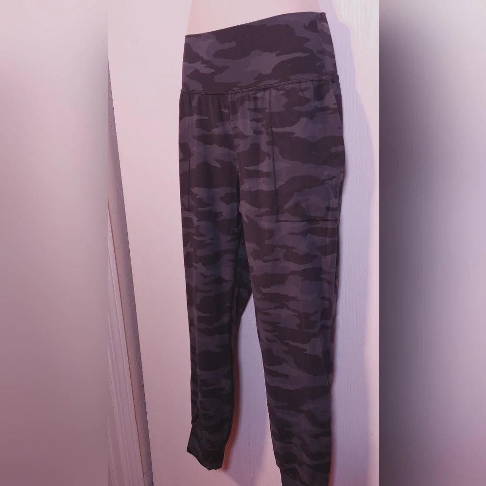 Athleta Salutation High Rise Joggers Black Gray Camouflage Size Small Yoga - Picture 5 of 12